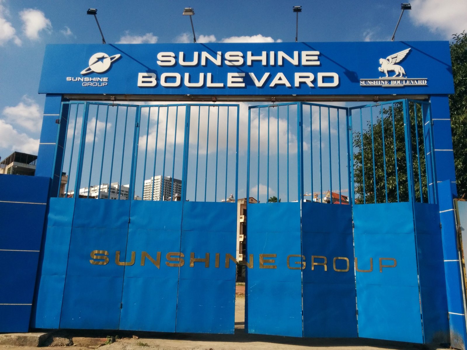 Cổng công trường xây dựng tại Hà Nội, minh họa bối cảnh quản lý pháp lý xây dựng