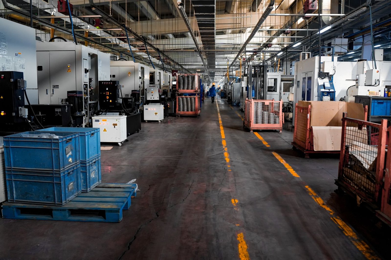 Production aisle with an industrial floor and material carts